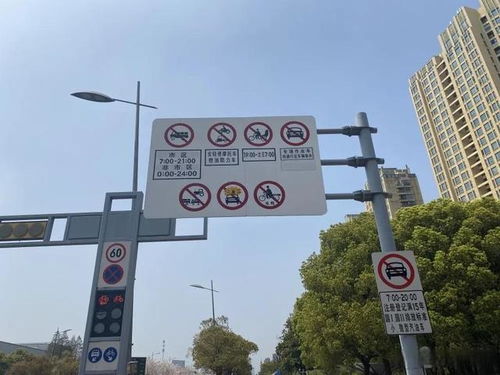 蘇州高速驚現(xiàn)神秘轟鳴聲，交警緊急設(shè)置提示牌警示